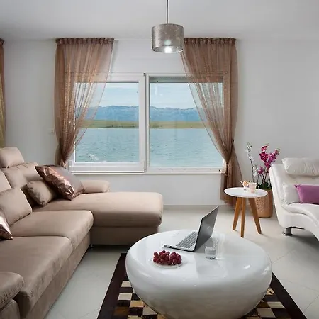 Vista Royal Apartment Vir