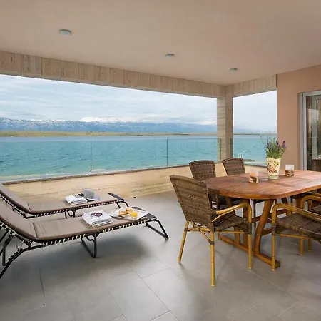 Vista Royal Apartment Vir