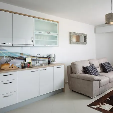 Vista Royal Apartment Vir